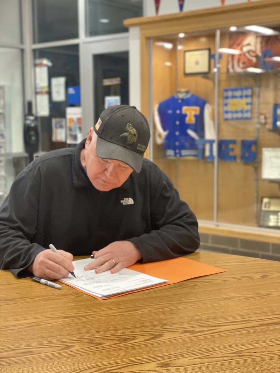 GovTimWalz's tweet photo. Stepped out of my son’s volleyball game to sign this important bill the minute we got it passed. 

- $500 million in direct payments to frontline workers.

- $2.7 billion in tax relief for small businesses.

Signed. Couldn’t ask for a better Friday night. https://t.co/uiOMRRYN3k