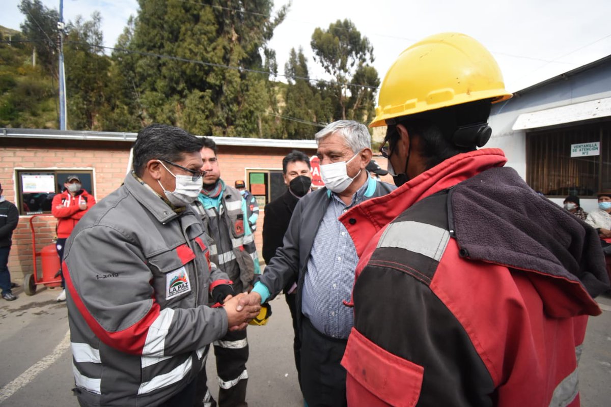 ivanariasduran's tweet photo. Fue una jornada de confraternización con trabajadores del relleno sanitario de #Sak’aChuro y de #Emavías. El trabajo silencioso que realizan nos permite construir la ciudad que soñamos. La unidad, la reconciliación y el perdón son la base del trabajo y la riqueza. #LaPazenpaz https://t.co/H4GMjrOLt0