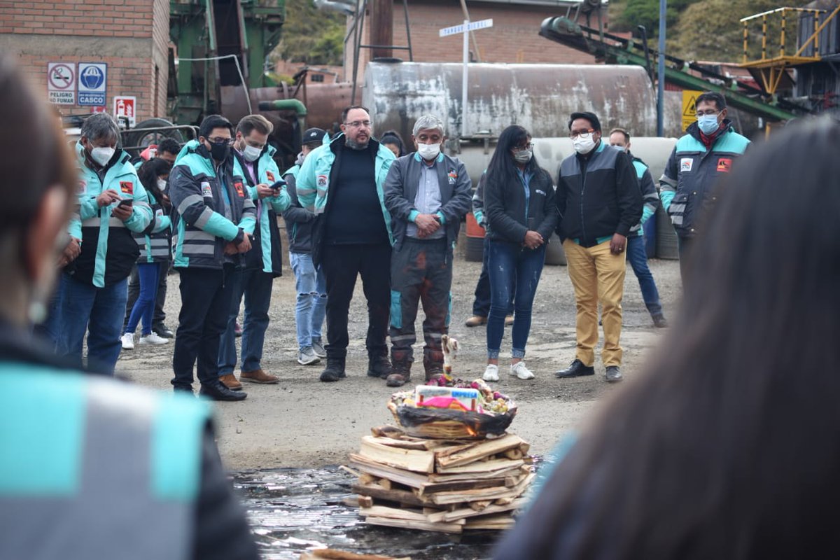 ivanariasduran's tweet photo. Fue una jornada de confraternización con trabajadores del relleno sanitario de #Sak’aChuro y de #Emavías. El trabajo silencioso que realizan nos permite construir la ciudad que soñamos. La unidad, la reconciliación y el perdón son la base del trabajo y la riqueza. #LaPazenpaz https://t.co/H4GMjrOLt0