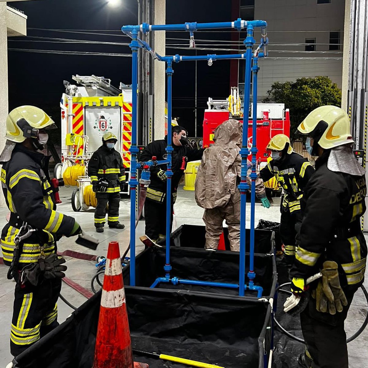 Sexta_CBC's tweet photo. Esta tarde se realizó ejercicio de Compañía , el cual trató sobre la descontaminación y conceptos Técnicos en Emergencias con Materiales Peligrosos ☢️⚠️🚨🚒
" Valor y Sacrificio "🔥
 #sextaconcepcion #bomberos #bomberosconcepcion #hazmat #Chile #bomberosdechile https://t.co/zG6MiAjLj4