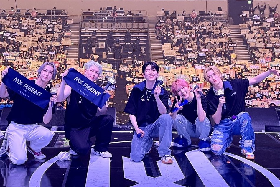 chxrrytaro's tweet photo. changkyun never changed :( <3
he'd always been the one leaving space for the missing members https://t.co/wbI925TVVQ