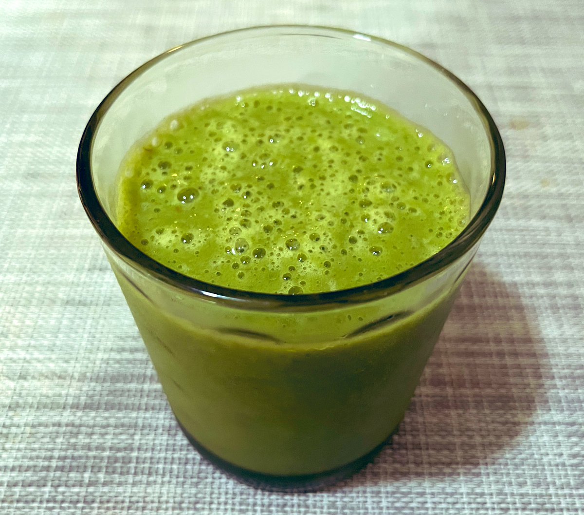 おはようございます‼️
今朝のスムージーはほうれん草🥬、パイナップル🍍、冷凍タイ産ライチー、バナナ🍌、生姜、アーモンドミルク。ライチーの良い香りとほうれん草のグリーン👍🏻
土曜日はフルーツ食べてエクササイズして #免疫力アップ 💪🏻😃