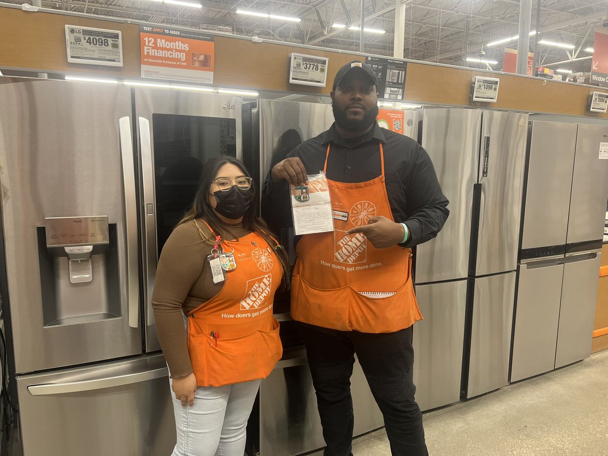 JarvisPledger's tweet photo. HD family please help me acknowledge Rochelle from store 1911. Rochelle has always been willing to go above and beyond catering to multiple different facets of the business. Thank you for all you do Chelly. Please help me celebrate Rochelle on today. https://t.co/DMjv8VtjDs