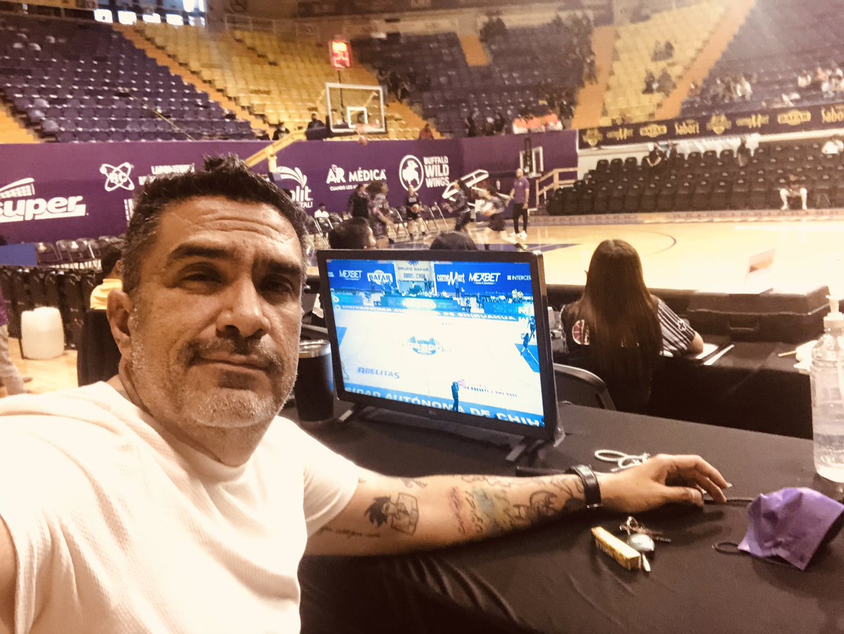ARosalesDLG's tweet photo. Ignoren mi cara de desvelado. Ya estamos listos para narrar a las #Adelitas por #FIBATV y @adrenalina.
✌🏾 https://t.co/9OagxwSWoU