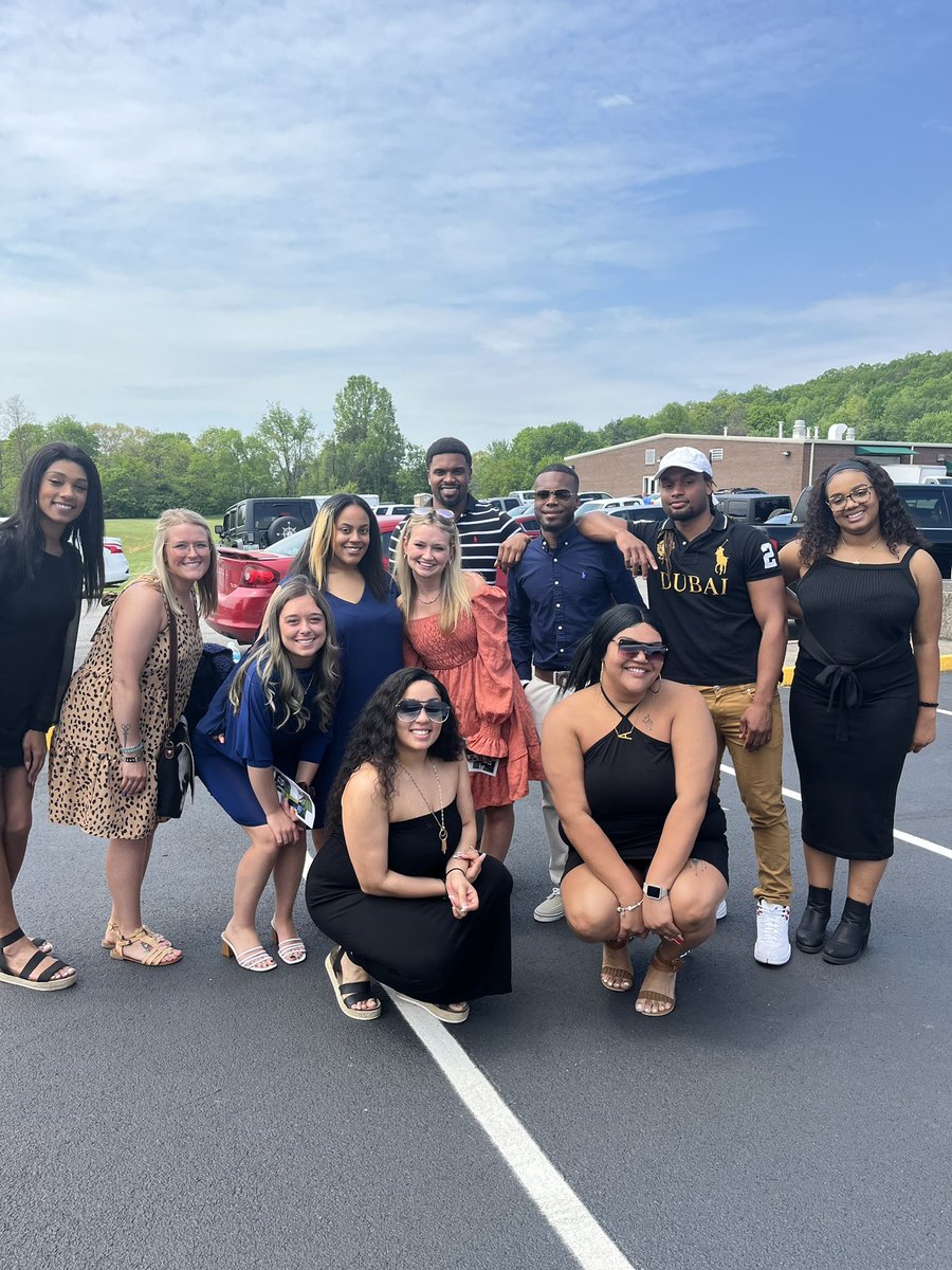 thechristymoore's tweet photo. These young ladies and gentlemen always show up for each other. #crew #flyhighD @MooreTehya @autumn__moore @rianegoins @Kyra_White_ @DerryKayla https://t.co/ShkJa5Yd7J