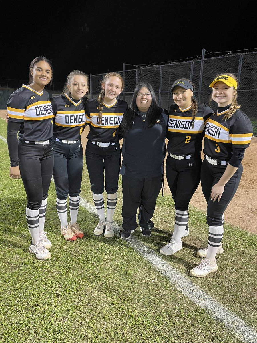 ccbowers23's tweet photo. Very proud of these 5!! Wish we had another year together but they are off to their new adventures. No matter where you go I know you’ll be great and I’ll always be your fan! 🤍 love you girls! https://t.co/aqgG98DlNo