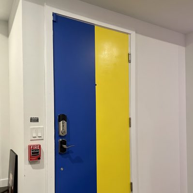 ja_majus's tweet photo. I’m originally from PL, very close to Ukrainian border. Now I live in the USA. Someone broke my doors just before I moved into this apartment that I got via an amazing Ukrainian realtor….Polish 🇵🇱 man fixed it…Hope it is a good metaphor 👊🏻💪🏻#StandWithUkraine️ #StopWars https://t.co/5f43CpaZbT