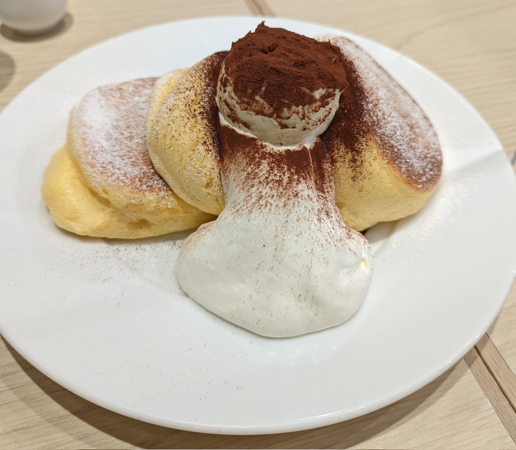 しろたん 3年ぶりに姉と会えて 幸せのパンケーキを堪能 今日は季節限定のいちごショートパンケーキ を頂きました お店の方も親切で パンケーキも美味しいし 幸せな気持ちになりました 幸せのパンケーキ 横浜 中華街 T Co Zrnxvecx9q Twitter