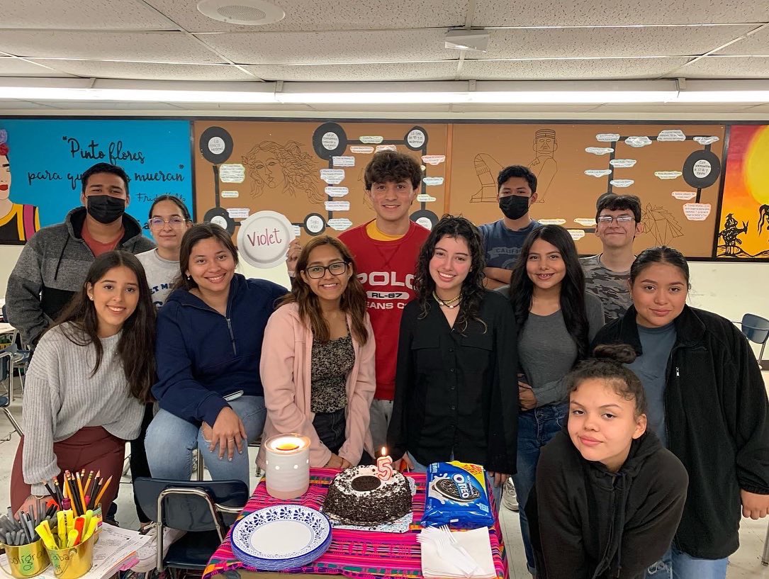MchiShh's tweet photo. AP SPANISH LIT CLASS - 22' 💪 Ustedes pueden 📚 Última Prep 📖 #ruvalcabasclass #elcervantinodemchi #apspanishlit #collegeboard https://t.co/VGAxf0Xpq7
