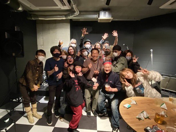 you_soul_d's tweet photo. 昨日は武蔵小山6GRAMSオープンお祝いライブでした。マルさんおめでとうございます㊗️🎉🎉🎉Admの香りがプンプンでしたwイントロ入るまでなんの曲かわからなかった無茶振りセッションも楽しかったです💃笑いの絶えない1日でした💛
#6grams 
#youhide41
#ソウルディー
#soul_d https://t.co/obZMZI0sNq