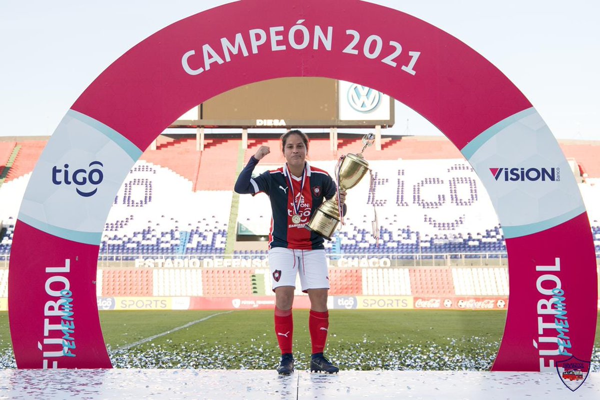 Hincha de Cerro Porteño, póngase de PIE para conocer a la máxima ÍDOLA de su equipo en fútbol femenino.

La ETERNA 10 azulgrana, ANA LUCÍA FLEITAS. es la JUGADORA MÁS GANADORA DEL FÚTBOL FEMENINO PARAGUAYO. TRECE TÍTULOS, TODOS CON CERRO. MARCHE UN RT. 👏👏👏