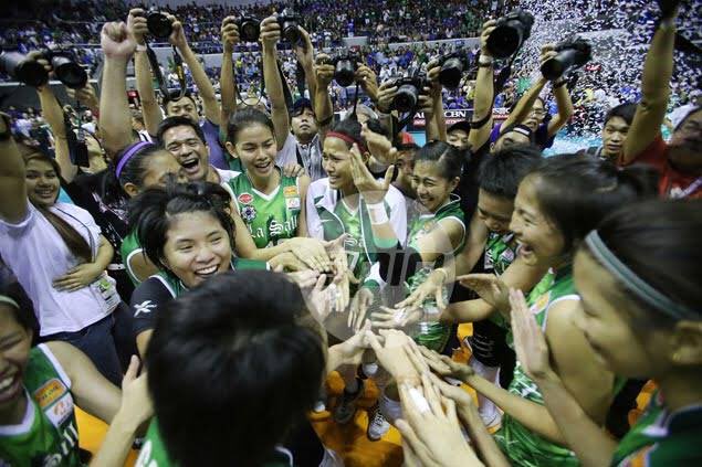 alwaysdelasalle's tweet photo. good morning, the most iconic championship of the lady spikers happened 6 years ago today 💚🤍 #AN1MO https://t.co/2VxEJgT2Ka