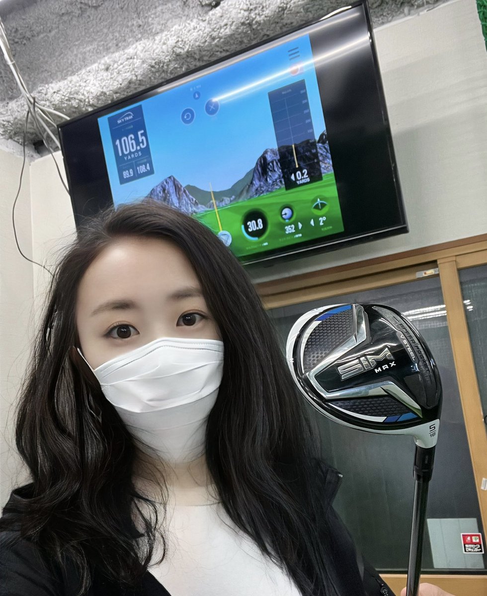 RINKA_1995's tweet image. 今日は5w練習しています。
SIM MAXの底面のゴムの部分、凄いミドリのマットの色付きませんか？
5センチぐらいのゴム。。。
そして、洗ってもとれないの😾

#SIMMAX
#5wテーラー
#ゴルフ女子