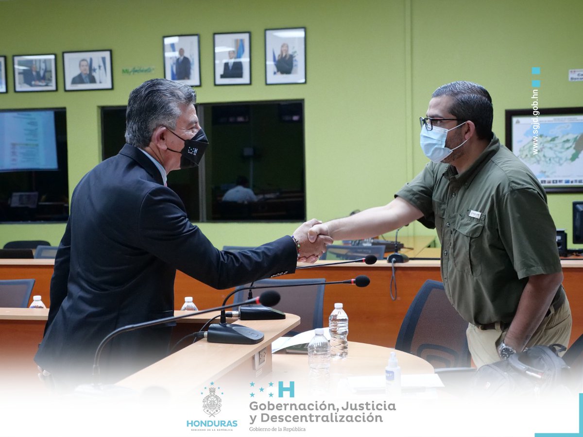 SEGOB_HN's tweet photo. El Secretario de Estado en los Despachos de Gobernación Justicia y Descentralización, Tomás Vaquero se reunió con el Secretario de Recursos Naturales y Ambiente, Lucky Medina, donde abordaron la importancia de apoyar proyectos agro forestales por el orden de 15 a 50 mil dólares https://t.co/LVuU0uxf1N