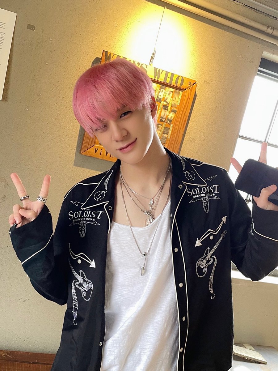 hourly jeno 👑 (@hourlyjeno) on Twitter photo 