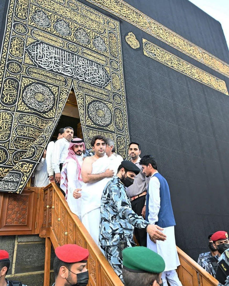 KaleriGulsher's tweet photo. Chairman Pakistan People's Party and Foreign Minister @BBhuttoZardari  and Information minstor @sharjeelinam While Perfoming Ummrah at Holy Kaba.The door of Holy Kaaba Specially open for Foriegn Minister. And information minstor of Sindh https://t.co/mqpktApU1L
