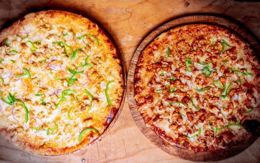 PizzaGoUG's tweet photo. Chicken, Beef or both?😉Which will it be?🍕😋

For all your orders, DM or call 0780 262 230/0759 945 442.
#pizza #pizzago #pizzalover #weekend #saturday https://t.co/HbeBbcnz3I