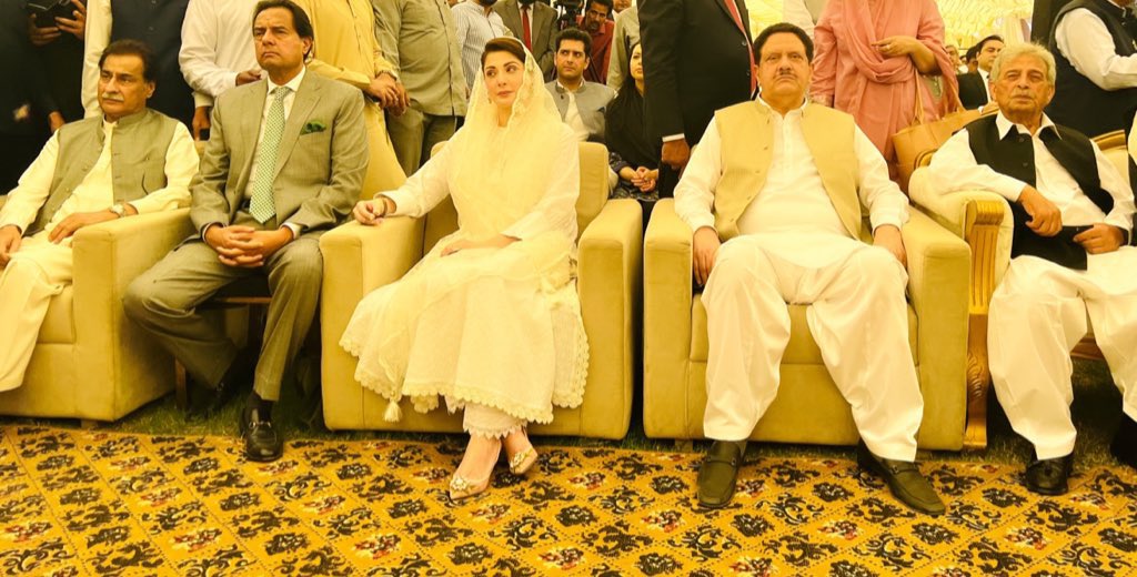 کیپٹن  صفدر کے لیے بھی صوفہ ہونا چاہیے تھا ۔ اسٹول پر بٹھانا نامناسب ہے