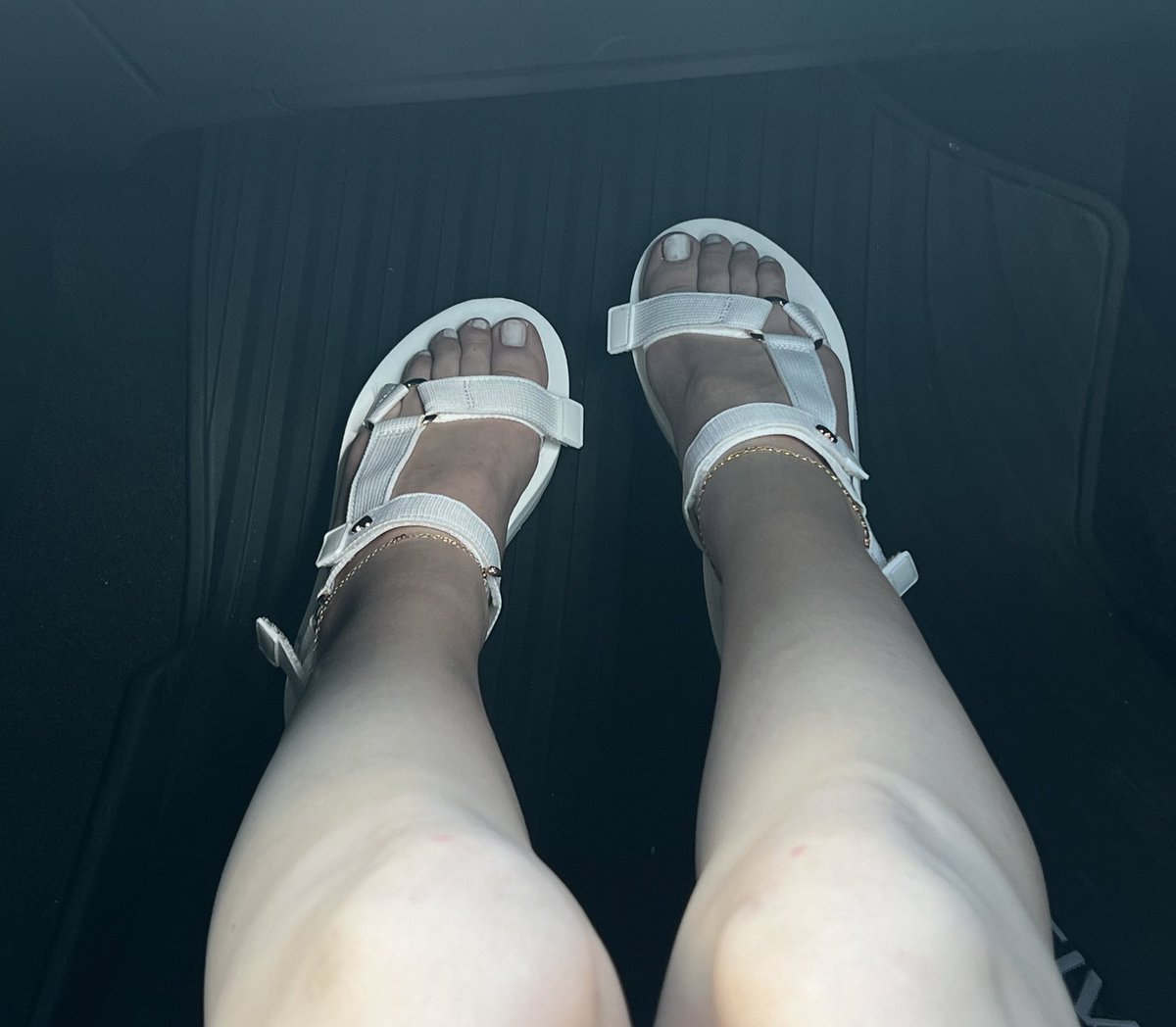 Some toes to brighten up your evening😊 Feet foot footfetish soles toes pedi nails paypig crypto btc