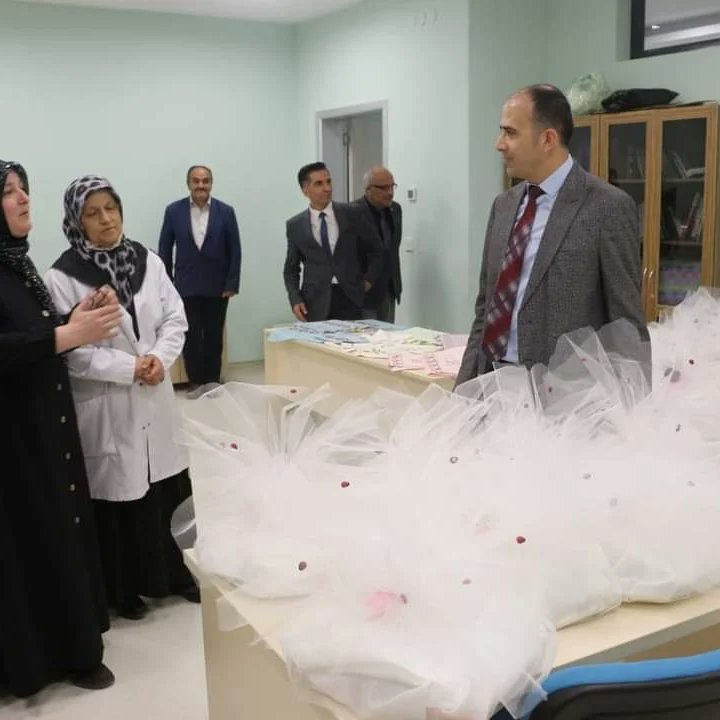 Duraganhem's tweet photo. Evlenecek çiftler için hazırlanan 17 adet çeyiz bohçası Sayın Kaymakamımız Ahmet TOZLU öncülüğünde Vakfımıza maddi durumu iyi olmayan evlilik çağındakilere verilmek üzere teslim edilmiştir.
@mebhbogm @sinopilmem @YLDZercan1957 @yilmaznazif @tcmeb @sdulger43 https://t.co/Db1joKJMzb