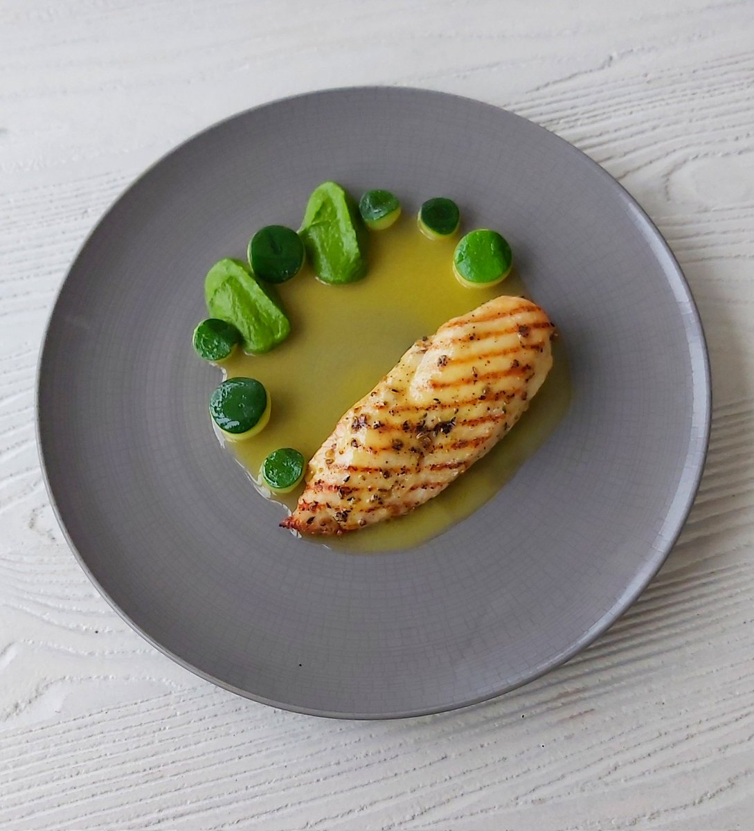 alanhigginschef's tweet photo. Char grilled chicken breast, rosemary and fennel marinade, lemon glaze, basil puree, courgettes. https://t.co/HjuEPG5fog