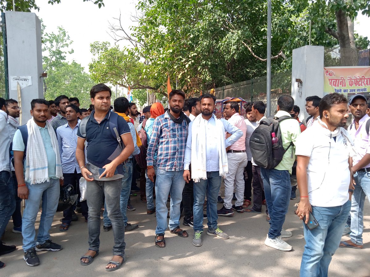 KAMLESH72690338's tweet image. 7th_phase_1to8
हमारी माशुमियत को मायूस कब तक करोगे  @VijayKChy @sanjayjavin सर😭🙏आप ही बताओ #6th_phase की कॉउंसलिंग इतने दिनों तक कराते रहना कितना उचित हैं?
घर में सब आश लगाए हुए बैठे हैं कि इसकी जॉब होगी तो हमारा #कर्ज चुकायेगा और अपनी बहन की शादी करेगा! 
उनको क्या जवाब दूँगा!