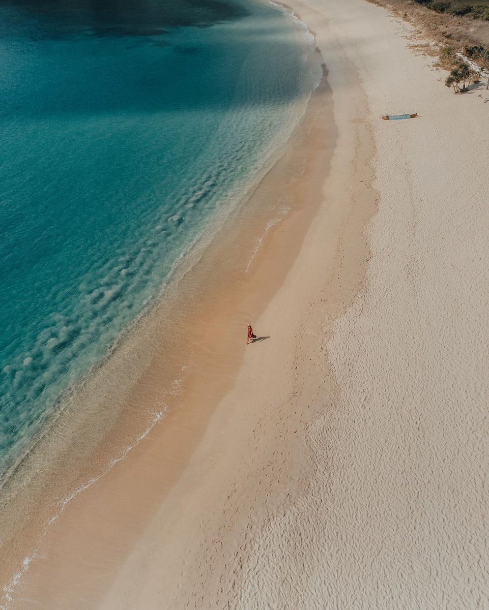 Describe your feeling about the lovely vibes of #MawunBeach in #Lombok, #WestNusaTenggara with emojis!

📷: @aripratama_putu

#WonderfulIndonesia