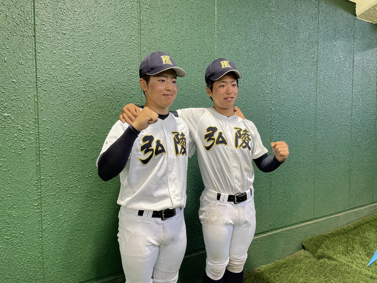 ベスト８を決めた #神戸弘陵 は双子バッテリー（写真）が試合をつくりました。対する尼崎北の #藤本拓己 投手は１３Ｋと初戦に続いて量産していました。

#小林楓依人 （左・背番号１）
#小林悠依人 （右・正捕手）

尼崎北-神戸弘陵（4月30日）22年春季県大会・3回戦｜kobe-np.co.jp/news/sports/ko…