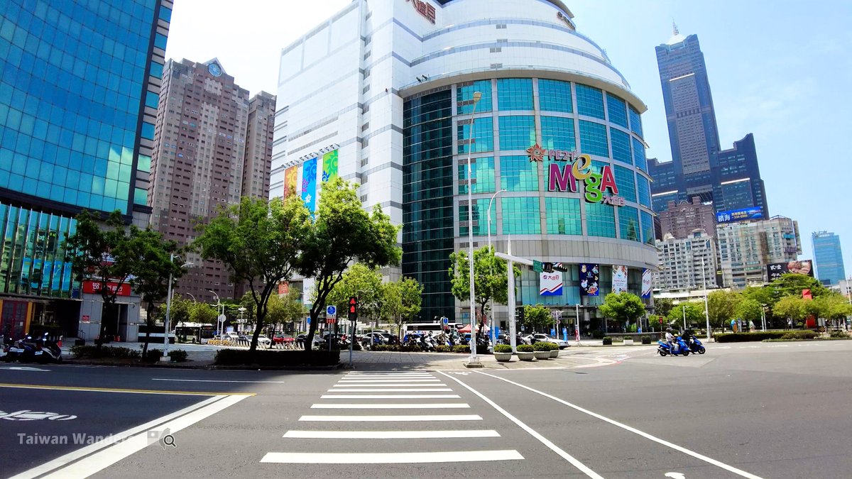★看影片：https://t.co/h7BfHdTjHu 高雄三多商圈一帶寬廣的馬路和人行道，走起來很舒服~ Kaohsiung Sanduo Shopping District