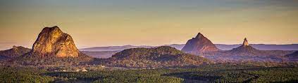 australianoptqs's tweet photo. Hoy voy contaros como los aborígenes Australianos enseñaban valores como la familia y las responsabilidades de la tribu a los más jóvenes.

Hoy vengo a contaros la historia de las Glass House Mountains. Abro hilo 🧵 https://t.co/y0u2U7rkN6