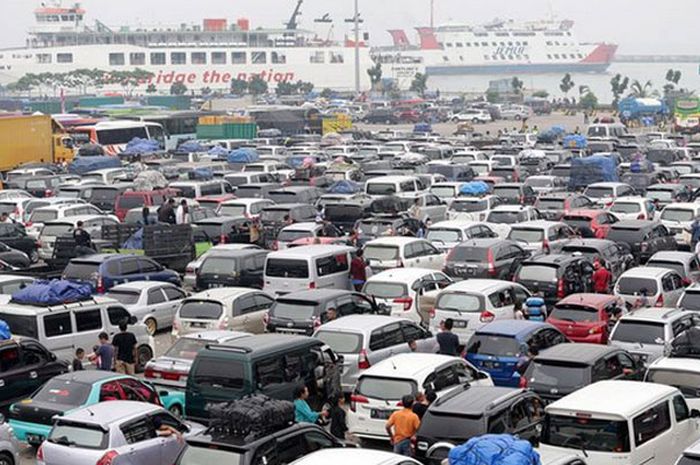 translogtoday's tweet photo. Pelabuhan Merak Macet Parah, ASDP Dinilai Lalai Siapkan Dermaga https://t.co/DeceBEoIU7 via @translogtoday https://t.co/T4536GZDng