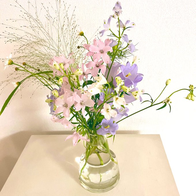 先週買った花もまだ三分の一ぐらいは元気。(傷んだ花を取り除いて短く切り戻して小さな花瓶に)
存分に味わい愛でるのだーー
(左)今週  (右)先週 