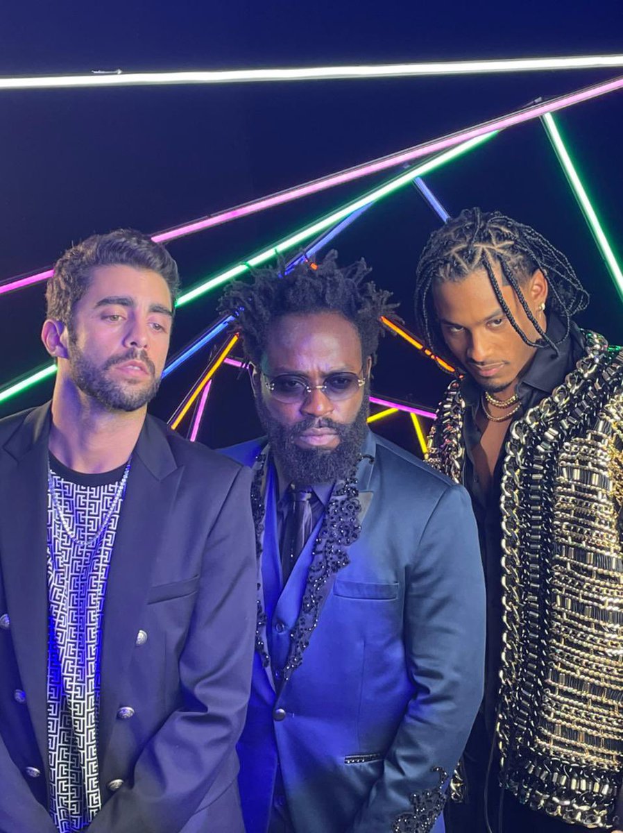 Silva_DG's tweet photo. Se essas fotos não carregarem, é porque o trio é pesado demais 😎
Hoje é tudo nosso aqui no #BaileDaVogue 🤎 https://t.co/CQQ8VaTBTQ