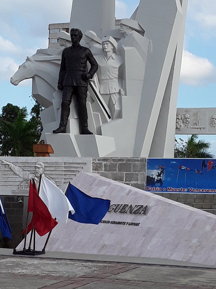 Desde ya #CAMAGÜEY honra a #Cuba y a Latinoamérica en este Primero de Mayo. La Plaza de la Revolución Ignacio Agramonte se viste de gala.