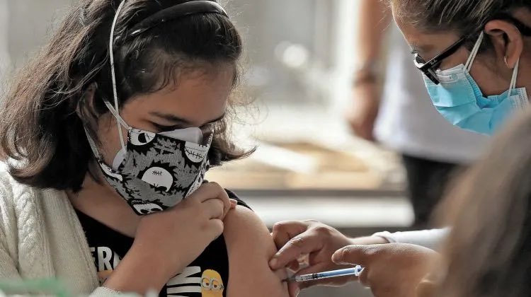 ProjectSparkle4's tweet photo. SE ABRE REGISTRO DE VACUNACIÓN CONTRA COVID-19 PARA NIÑOS DE 12 AÑOS EN ADELANTE 
La secretaria de salud a un no a anunciado que vacuna se le pondrá a los niños de 12 a 17 años,hace unos meses solo se les puso la vacuna a los adolescentes de entre 15 a 17 años con una enfermedad. https://t.co/aIj30YxXqh