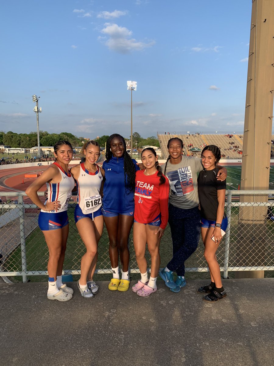 We are so proud of these girls.   It’s been an awesome year.   Time to pass the baton seniors.   Thank you for your dedication to our program.   The futures always bright for Americas #TeamSISD