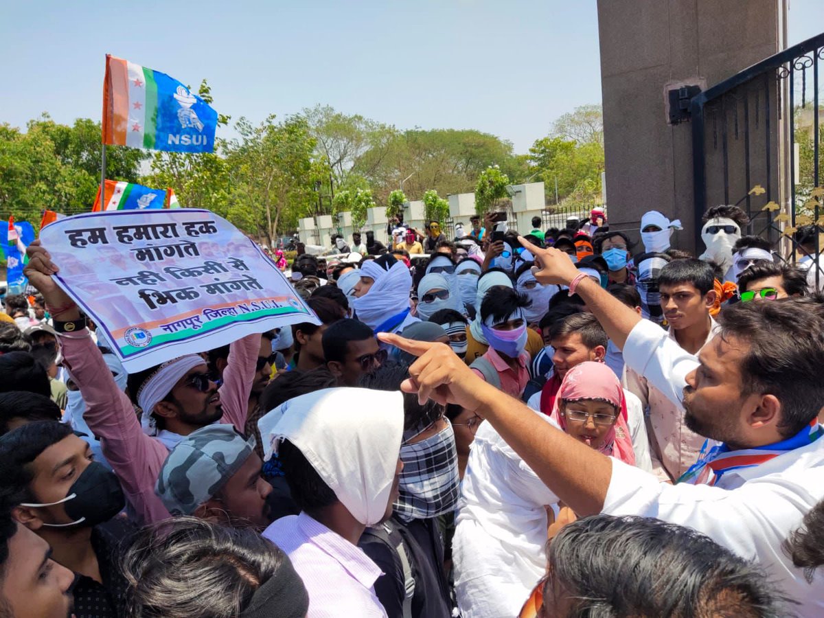 nsui's tweet photo. NSUI National General Secretary @Nagesh_nsui6 &amp; Maharashtra NSUI State President @amirshaikh_INC along with thousands of activists &amp; students protested in Nagpur University and demanded to conduct Online Exams for this Semester.
#OnlineExamForAllMaharashtraUniversities https://t.co/u9E0jq9ksu