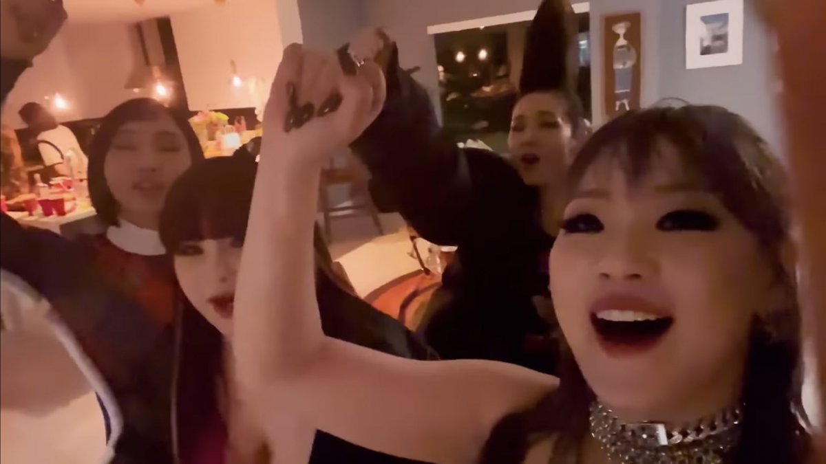 DaebakKRadio's tweet photo. CL shares second part of documentary showing 2ne1’s comeback at Coachella
🔗 https://t.co/aGmu9eZVZk
#CL #CLplus #CLChella #2NE1 #2ne1Coachella #Coachella #Coachella2022 #KPOP https://t.co/4VU7deV6M4