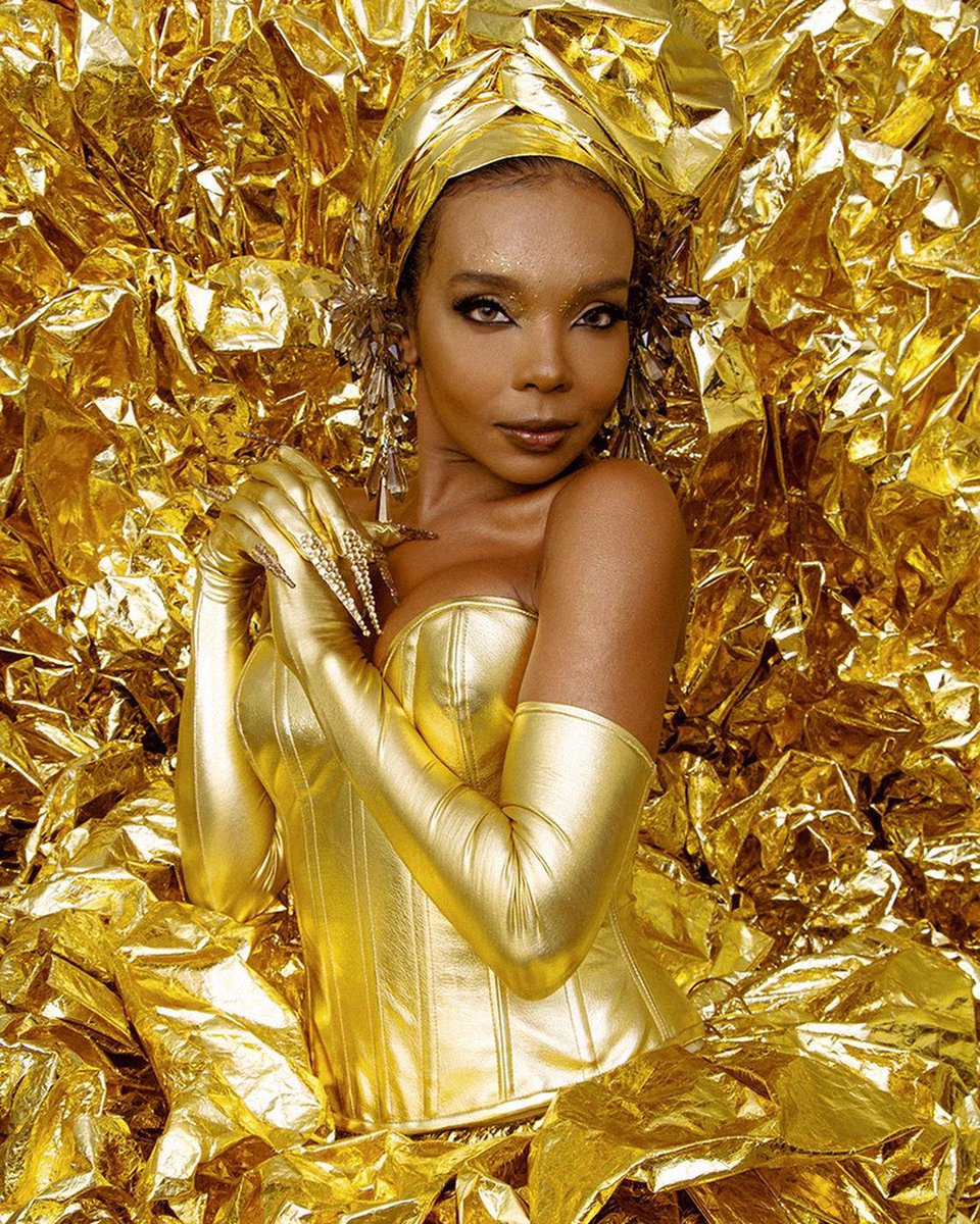 voguebrasil's tweet photo. #BailedaVogue2022: @Thelma fala sobre look dourado que escolheu para a festa: "Trago referências dos meus ancestrais"

--> https://t.co/I6Ia5gc7yA https://t.co/VzudpSitpm
