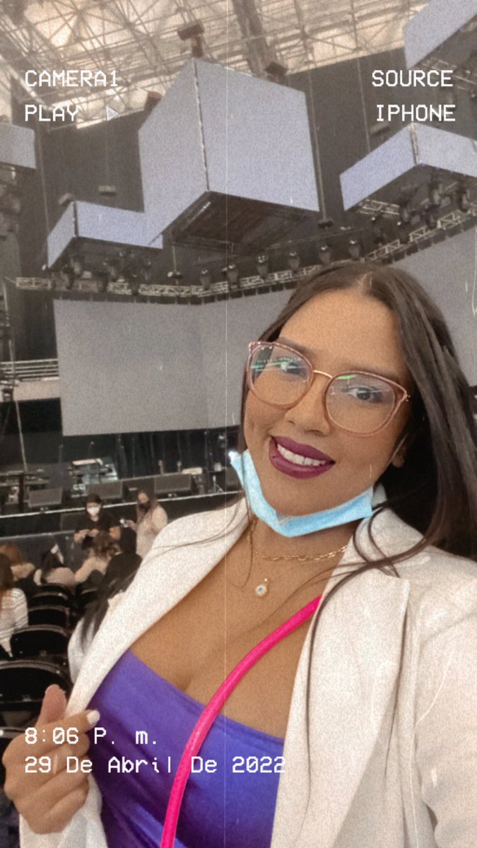 ValenMireles's tweet photo. Fallé como fan, no me subieron a la tarima @florentino https://t.co/RjkDWHKjxY
