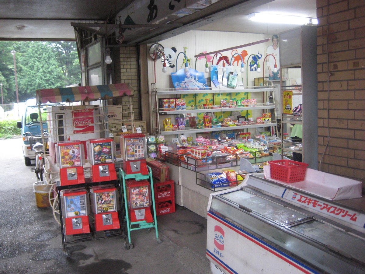 koubashimachi's tweet image. 桐ケ谷中央商店街（赤羽）にて。2010年7月撮影
#昭和レトロ 　#商店街巡り #アーケード街 #香ばしい街並み　#古い建物 #路地裏 #昭和の風景 #路地裏 #ノスタルジックな風景 #レトロ建築　#看板建築　#桐ケ谷中央商店街　#団地