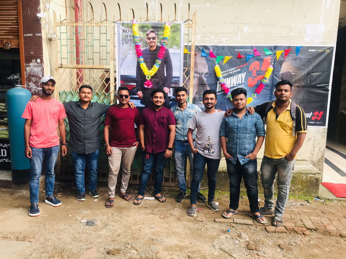 Raju_SSMB's tweet photo. Fans celebrating the huge success after watching the film 🤩🤩 . Congrats 👏 to the entire team for the blockbuster success 🔥🔥❤️❤️ !! @Rakulpreet 😍😍😇😇 @ajaydevgn 😎😎
#Runway34 #Runway34Review #Runway34GettingGreatReviews #RakulPreet #RakulPreetSingh #AjayDevgn https://t.co/sWfpK8HSca