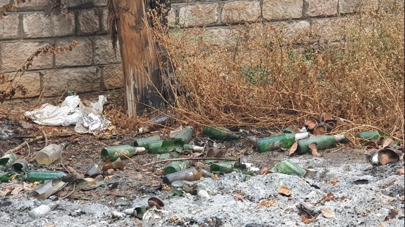 DeccanChronicle's tweet photo. Though civic officials claim to boost the city’s lung spaces, some persons are taking advantage of unguarded parks and making them safe haven to consume alcohol and drugs

#DRUGS #MasabTankPark #drugaddicts #alcoholaddicts https://t.co/bMaep4yRtn