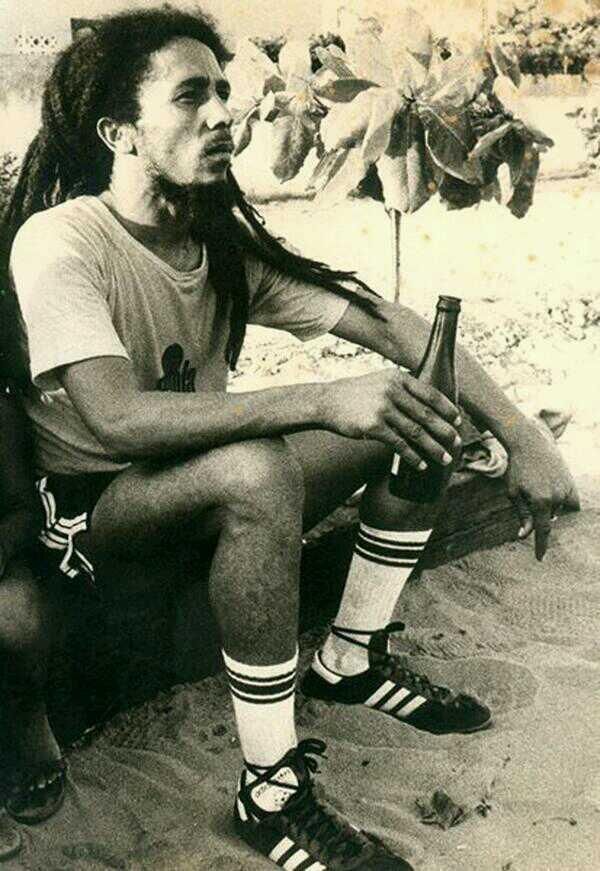 crockpics's tweet photo. Bob Marley enjoys a beer after a football match. https://t.co/3ysS6wkr7R
