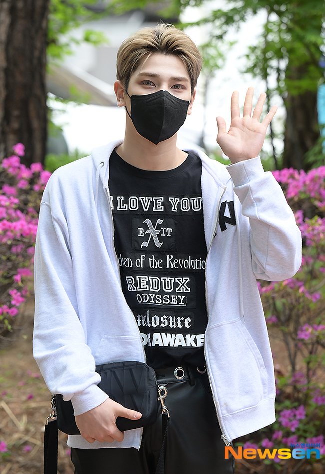 TODAY_LHG's tweet photo. 220430 팬사인회 출근길 https://t.co/HtjJsFttGl