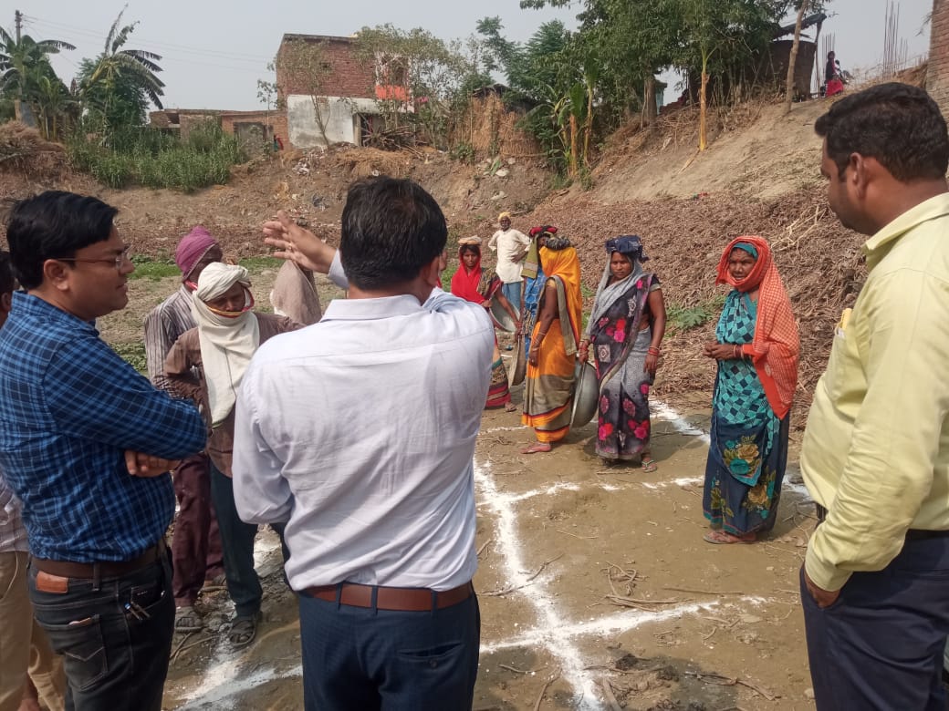 BdoUska's tweet photo. Gram Panchayat chorai Pratham Mein MGNAREGA Yojana ke tahat Pokhara khudai kary ka nirikshan. @Cdosid1 @dmsid1 @myogioffice https://t.co/RMYqsjfx7p