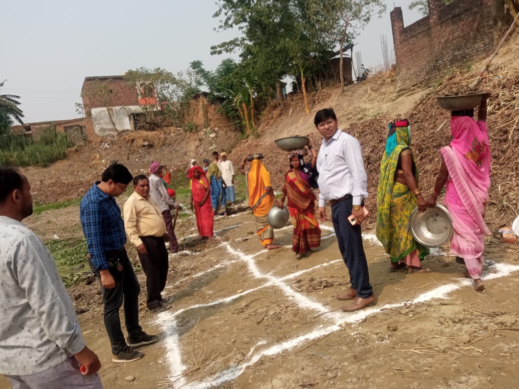 BdoUska's tweet photo. Gram Panchayat chorai Pratham Mein MGNAREGA Yojana ke tahat Pokhara khudai kary ka nirikshan. @Cdosid1 @dmsid1 @myogioffice https://t.co/RMYqsjfx7p