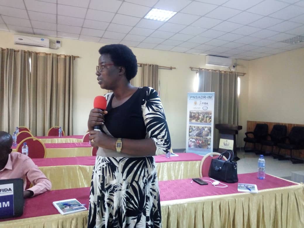 EjoHezaFM's tweet photo. Le @progrfidabdi à travers le #Prodefi a organisé le 29/4/2022 à #Bujumbura une formation des formateurs en matière de lutte contre le #Covid_19 à l'endroit des gouverneurs, responsables techniques des services agricoles, leaders communautaires et agents de santé.@mspls_bdi https://t.co/WLfBdQH4tL