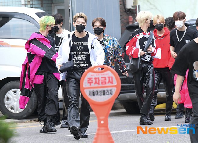 TODAY_LHG's tweet photo. 220430 팬사인회 출근길 https://t.co/p38XahoaDu