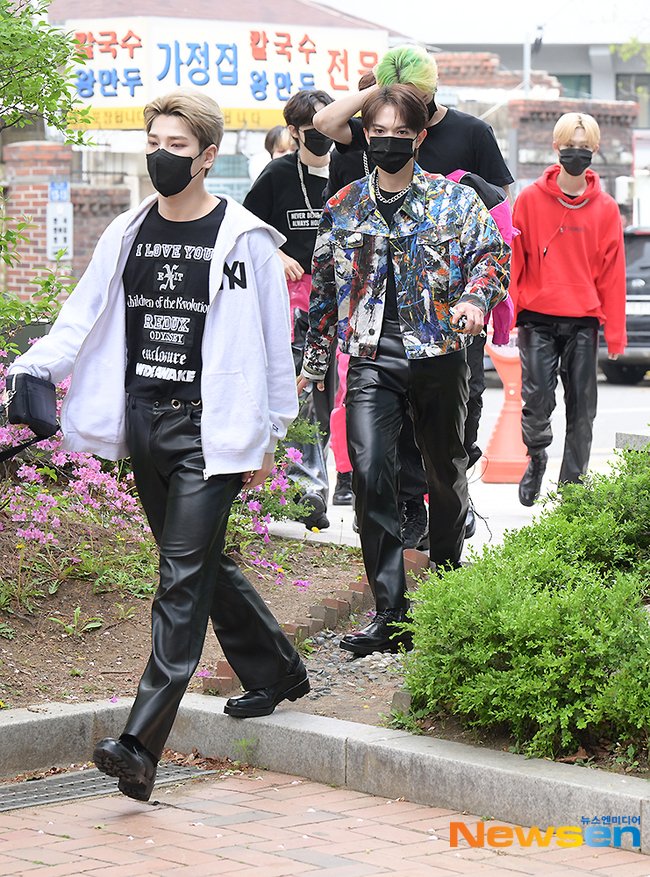 TODAY_LHG's tweet photo. 220430 팬사인회 출근길 https://t.co/p38XahoaDu